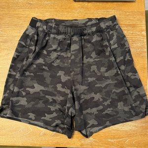 Lululemon Men’s Black Camo lined shorts - 6” - medium